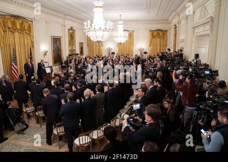 Präsident Donald Trump hört zu, wie der israelische Premierminister Benjamin Netanjahu seine Ausführungen am Dienstag, den 28 2020. Januar, im Ostsaal des Weißen Hauses während der Enthüllung des Nahost-Friedensplans der Trump-Regierung anspricht. Stockfoto