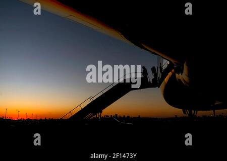 Präsident Donald Trump wird von einem wunderschönen Sonnenuntergang begrüßt, als er am Mittwoch, den 192020. Februar, bei seiner Ankunft am Phoenix Sky Harbor International Airport in Phoenix Arizona von der Air Force One aussteigt. Stockfoto