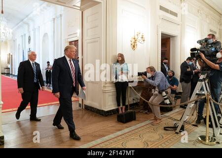 Präsident Donald Trump, Vizepräsident Mike Pence Kellyanne Conway Counselor und Assistentin des Präsidenten und Bildungsministers Betsy DeVos nimmt an einem Roundtable zu Kids First: Getting America's Children Safely Back to School Mittwoch, 12 2020. August, im State Dining Room des Weißen Hauses Teil. Stockfoto
