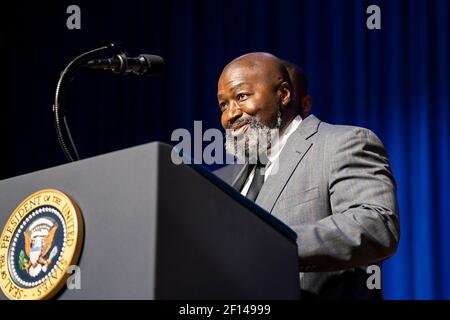 Matthew Charles einer der ersten Insassen, die von der First Step Act von 2018 profitieren wird von Florida State Rep. Byron Donalds, wie er seine Bemerkungen vor der Einführung von Präsident Donald Trump auf der Bühne bei der 2019 Second Step Presidential Justice Forum Freitag 25 2019. Oktober Am Benedict College in Columbia S.C. Stockfoto