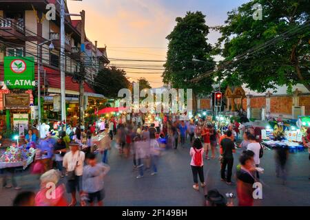 CHIANG MAI THAILAND - DEZEMBER 20 : Sonntagsmarkt zu Fuß Straße, das Stadtzentrum Thai Tempel Marketing und Handel von lokalen Touristen kommen, um Souv zu kaufen Stockfoto