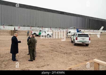 Präsident Donald Trump besucht zusammen mit US-Grenzschutzbeamten eine Grenzmauer Dienstag, den 12 2021. Januar an der Grenze zwischen Texas und Mexiko in der Nähe von Alamo Texas Stockfoto