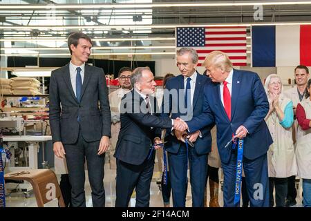 Präsident Donald Trump und Bernard Arnault CEO von LVMH Moet Hennessy schüttelt die Hände mit Carlos Sousa, dem General Manager von Louis Vuitton Manufacturing USA, beim Abschluss der A Ribbon Cutting Ceremony am Donnerstag, den 17 2019. Oktober im Louis Vuitton Workshop - Rochambeau in Alvarado Texas. Stockfoto