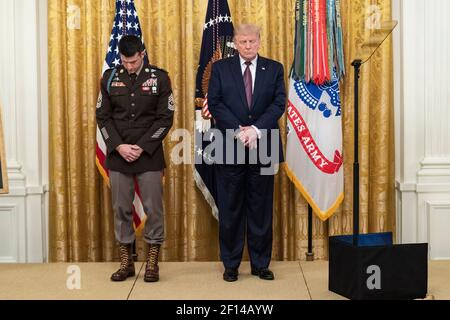 Präsident Donald Trump wird im Gebet von Medal of Honor Empfänger US Army Sgt verbunden. Maj. Thomas Patrick Payne Freitag, 11 2020. September im Ostsaal des Weißen Hauses. Stockfoto