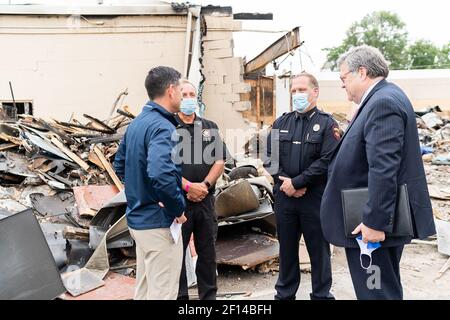 US-Staatsanwalt William Barr und der amtierende Sekretär des Heimatschutzministeriums Chad Wolf treffen während des Besuchs von Präsident Donald Trump hochrangige Polizeibeamte, um Sachschäden zu untersuchen und sich mit lokalen Beamten und Bürgern zu treffen Dienstag, den 1 2020. September in Kenosha Wis. Stockfoto