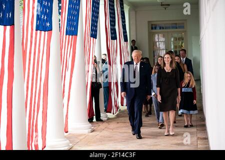 Präsident Donald Trump geht am Samstag, dem 26 2020. September, nach den Ankündigungszeremonien im Rosengarten mit Richterin Amy Coney Barrett, seiner Nominierten für den Associate Justice des Obersten Gerichtshofs der Vereinigten Staaten, entlang der West Wing Colonnade. Stockfoto