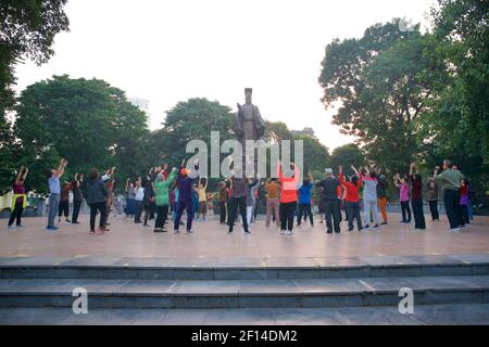 Vietnamesisches Leben. Hanoi Bewohner trainieren am frühen Morgen unter der großen Bronzestatue von König Ly Thai, in der Nähe von Hoam Kiem See, Hanoi, Vietnam Stockfoto