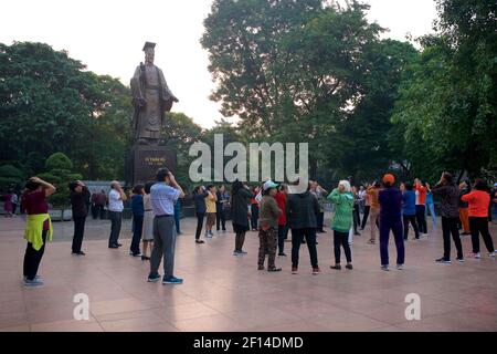 Vietnamesisches Leben. Hanoi Bewohner trainieren am frühen Morgen unter der großen Bronzestatue von König Ly Thai, in der Nähe von Hoam Kiem See, Hanoi, Vietnam Stockfoto