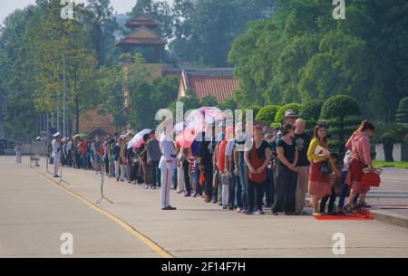 Leute, die Schlange stehen, um Ho Chi Minhs großes Mausoleum, den Ba Dinh Platz, Hanoi, Vietnam zu besuchen Stockfoto