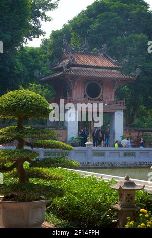 Eingangstor und Gärten am konfuzianischen Tempel der Literatur, Hanoi, Vietnam Stockfoto