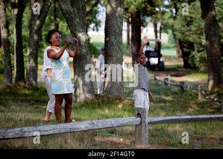 Zuschauer fotografieren Präsident Barack Obama während einer Runde Golf, während sie im Urlaub auf Martha's Vineyard sind, 24. August 2009 Stockfoto