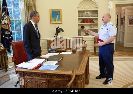 Präsident Barack Obama wird vom Kommandanten der US-Küstenwache Admiral Thad Allen im Oval Office am 3. Mai 2010 über die Reaktion auf die BP-Ölpest informiert Stockfoto