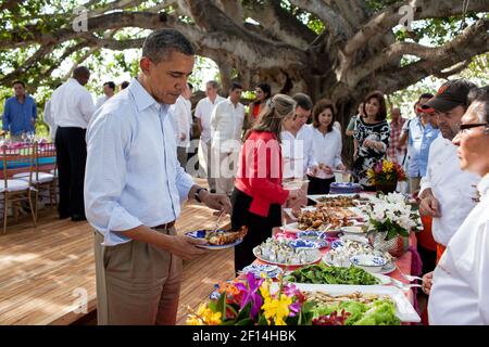 Präsident Barack Obama nimmt am 15. April 2012 an einem bilateralen Arbeitsessen mit dem kolumbianischen Präsidenten Juan Manuel Santos und der US- und kolumbianischen Delegation in Cartagena, Kolumbien, Teil Stockfoto