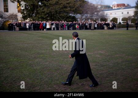 Präsident Barack Obama geht über den South Lawn des Weißen Hauses, während Zuschauer begrüßen seine Ankunft von Marine One Jan. 28 2010 nach einem Tagesausflug nach Tampa Fla. Stockfoto