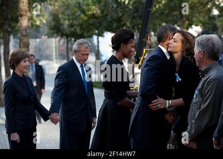 Der ehemalige Präsident George W. Bush und die ehemalige First Lady Laura Bush warten, während der Präsident und die First Lady Familienmitglieder und lokale Würdenträger am National September 11 Memorial in New York City begrüßen. September 11, 2011 Stockfoto