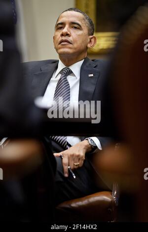 Präsident Barack Obama trifft sich mit hochrangigen Mitarbeitern im Roosevelt Room des Weißen Hauses, 8. März 2011 Stockfoto