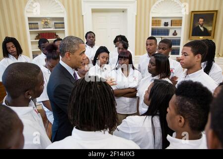 Präsident Barack Obama spricht mit Studenten der William R. Harper High School in Chicago Ill. Im Oval Office Juni 5 2013. Stockfoto
