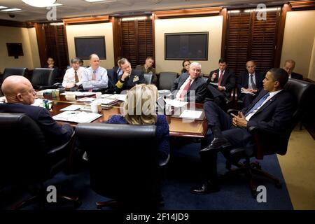 Präsident Barack Obama wird über die Lage auf der koreanischen Halbinsel im "White House Situation Room" vom 23 2010. November informiert. Stockfoto