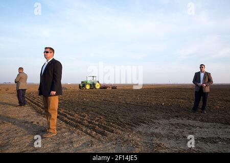 Geheimagenten stehen zur Seite, als Präsident Barack Obama eine Erklärung über die schwere Dürre in Kalifornien, Los Banos, Kalifornien, 14. Februar 2014, abgibt Stockfoto