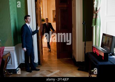 Brian Mosteller Stellvertretender Direktor des Oval Office Operations hält die Tür für Präsident Barack Obama im Grünen Raum des Weißen Hauses nach der Pressekonferenz des Präsidenten East Room Juni 29 2011. Stockfoto