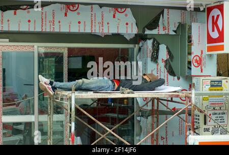 Bauarbeiter, die bei der Arbeit ein Nickerchen machen, Ho Chi Minh City, Vietnam Stockfoto