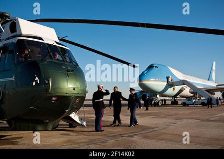 Präsident Barack Obama geht von Air Force One an Bord von Marine One auf der Joint Base Andrews, 10. Februar 2011 Stockfoto