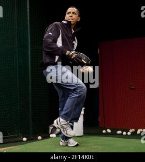 Präsident Barack Obama übt das Werfen der ersten Seillänge mit St. Louis Cardinals erster Baseman Albert Pujols vor dem Start des MLB All-Star Game in St. Louis am 14. Juli 2009 Stockfoto