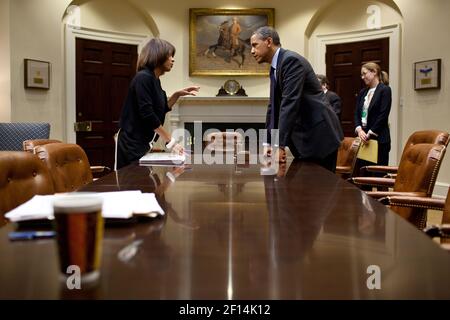 Präsident Barack Obama spricht mit Melody Barnes, Direktorin des Innenpolitischen Rates im Roosevelt-Raum des Weißen Hauses, 2. Juni 2011 Stockfoto