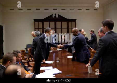 Präsident Barack Obama Faust-Beulen US-Handelsvertreter Ron Kirk nach einem Treffen im Roosevelt-Raum des Weißen Hauses Oktober 28 2010. Stockfoto