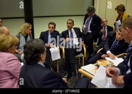 Präsident Barack Obama informiert die Staats- und Regierungschefs, darunter Gordon Brown, Nicolas Sarkozy, Fredrik Reinfeldt, Angela Merkel, Jose Manuel Barroso und Lars Rasmussen bei der UN-Klimakonferenz in Kopenhagen, Dänemark, am 18. Dezember 2009 Stockfoto