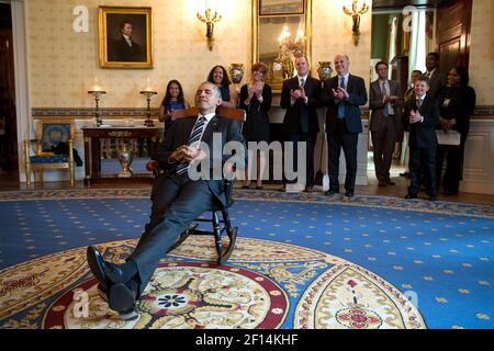 Präsident Barack Obama wird mit einem Schaukelstuhl von UConn Head Coach Geno Auriemma im Blue Room vor einer Veranstaltung, die 2016 NCAA Champion University of Connecticut Huskies Frauen Basketball-Team im East Room des Weißen Hauses Mai 10 2016 begrüßen vorgestellt. Stockfoto