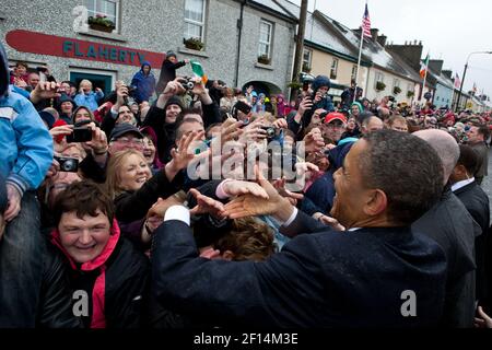 Präsident Barack Obama begrüßt die Menschen auf der Main Street in Moneygall Irland Mai 23 2011. Stockfoto