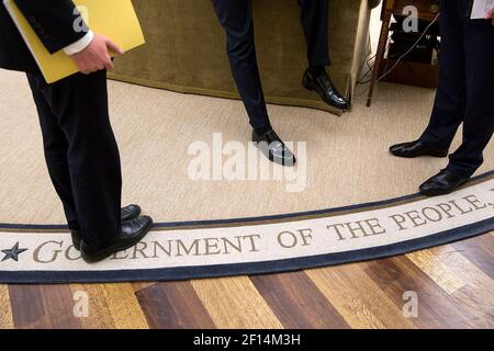 Präsident Barack Obama spricht mit dem Vorsitzenden des Wirtschaftsberaterrates, Jason Furman, und dem Direktor des Wirtschaftsrates, Jeffrey Zentes, rechts, im Oval Office, 5. Februar 2015 Stockfoto