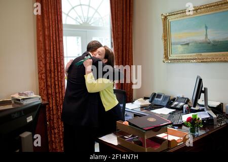 Präsident Barack Obama verabschiedet sich von der persönlichen Sekretärin Katie Johnson an ihrem letzten Tag im Weißen Haus am 10 2011. Juni. Stockfoto