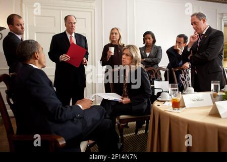 Präsident Barack Obama erhält vor einem bilateralen Treffen mit Premierminister David Cameron vom Vereinigten Königreich im Waldorf Astoria Hotel in New York, New York, 9. September 21 2011 ein Briefing. Von links sind: Ben Rhodes Vize-Berater für strategische Kommunikation; nationaler Sicherheitsberater Tom Donilon; Außenministerin Hillary Rodham Clinton; Liz Sherwood-Randall Sonderassistentin des Präsidenten und NSC Senior Director für europäische Angelegenheiten; Susan Rice US-Botschafterin bei den Vereinten Nationen; Phil Gordon Beigeordneter Staatssekretär für europäische und eurasische Angelegenheiten; und Michael Fr. Stockfoto