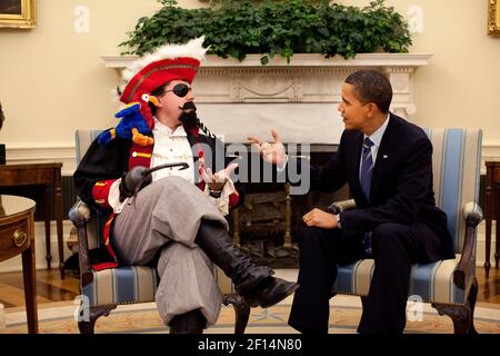 Präsident Barack Obama mit dem Redenschreiber Cody Keenan, der sich als Pirat für ein Foto des Oval Office kleidete, das er am 9. Mai 2009 in der Rede des Präsidenten vor dem Dinner der Korrespondenten der Vereinigung des Weißen Hauses verwendete Stockfoto