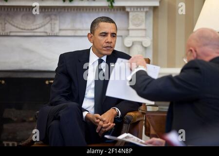 Präsident Barack Obama studiert ein Dokument, das der Direktor des nationalen Geheimdienstes James Clapper während des Presidential Daily Briefing im Oval Office im Februar 3 2011 gehalten hat. Stockfoto