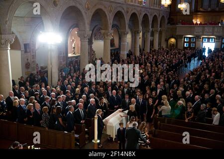 Vizepräsident Joe Biden und seine Frau Dr. Jill Biden berühren Beau Bidens Schatulle nach der Prozession während der Trauermesse für Beau Biden im römisch-katholischen St. Antonius von Padua in Wilmington, Delaware, 6. Juni 2015. Stockfoto