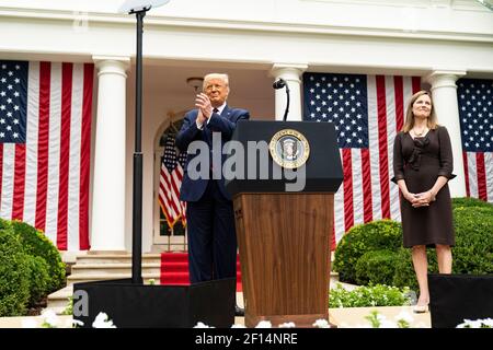 Präsident Donald Trump verkündet Richterin Amy Coney Barrett am Samstag, dem 26 2020. September, als seine Nominierte für das Associate Justice des Supreme Court of the United States im Rosengarten des Weißen Hauses, zu der ihr Mann Jesse Barrett und ihre Kinder kamen. Stockfoto