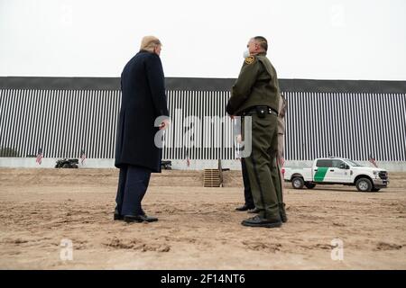 Präsident Donald Trump besucht zusammen mit US-Grenzschutzbeamten eine Grenzmauer Dienstag, den 12 2021. Januar an der Grenze zwischen Texas und Mexiko in der Nähe von Alamo Texas Stockfoto