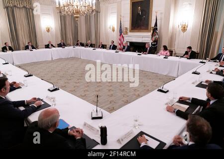 Präsident Donald Trump begrüßt republikanische Kongressmitglieder am Freitag, den 8 2020. Mai, zu einem Treffen im Staatlichen Speisesaal des Weißen Hauses. Stockfoto