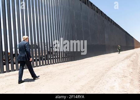 Präsident Donald Trump läuft entlang der fertiggestellten 200th Meile der neuen Grenzmauer Dienstag, den 23 2020. Juni entlang der US-mexikanischen Grenze bei Yuma Arizona. Stockfoto