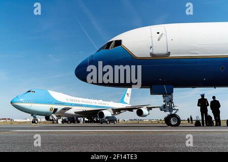 Air Force One mit Präsident Donald Trump und First Lady Melania Trump wird nach der Landung am Samstag, 24 2019. August auf dem Bordeaux-Merignac Airport in Bordeaux Frankreich gesehen, als das erste Paar ein kleineres Flugzeug für ihren Flug zum Gipfel G7 in Biarritz Frankreich besteigen. Stockfoto