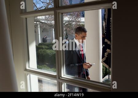 Präsident Barack Obama überprüft seine BlackBerry, wie er entlang der Kolonnade zu den Oval Office März geht 18 2010. Stockfoto