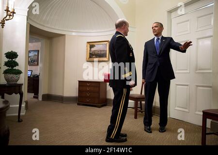 Präsident Barack Obama spricht vor dem Oval Office mit General Martin Dempsey, dem Vorsitzenden der Joint Chiefs of Staff, nach einem Treffen im Situationsraum des Weißen Hauses am 19. Juni 2014 Stockfoto