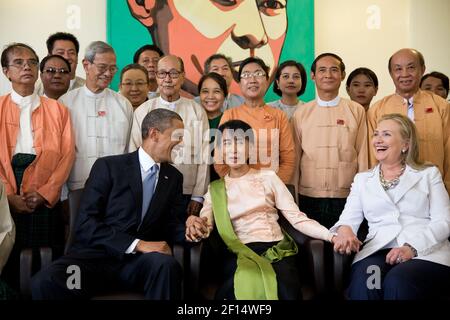 Präsident Barack Obama und Außenministerin Hillary Rodham Clinton werden mit Aung San Suu Kyi und ihren Mitarbeitern in ihrer Residenz in Rangun, Burma, am 19. November 2012 fotografiert Stockfoto