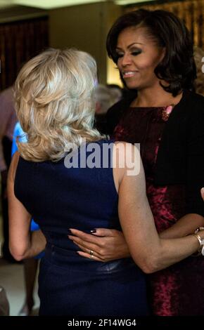 Präsident Barack Obama und First Lady Michelle Obama begrüßen Vizepräsident Joe Biden und Dr. Jill Biden kurz nachdem die Fernsehsender die Wahl zu ihren Gunsten am 6. November 2012 nannten Stockfoto