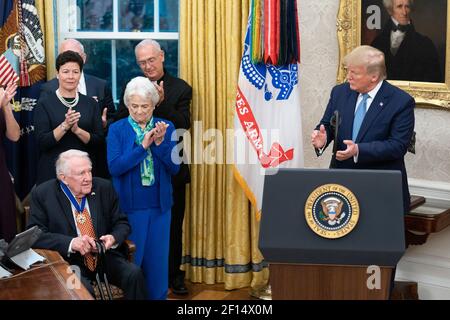 Präsident Donald Trump überreicht die Presidential Medal of Freedom die höchste zivile Ehre des Landes an den ehemaligen Reagan-Verwaltungsanwalt Edwin Meese III Dienstag, den 8 2019. Oktober im Oval Office des Weißen Hauses. Stockfoto