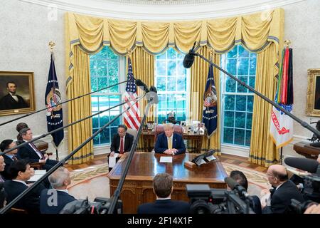 Präsident Donald Trump spricht mit Reportern während seines Besuchs mit dem chinesischen Vizepräsidenten Liu He Freitag, 11 2019. Oktober im Oval Office des Weißen Hauses während einer Fortsetzung der US-China Handelsgespräche in Washington D.C. Stockfoto