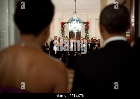 Präsident Barack Obama und First Lady Michelle Obama werden von Gästen begrüßt, die am 6 2009. Dezember beim Kennedy Center Honors Empfang im Grand Foyer des Weißen Hauses teilnehmen. Stockfoto